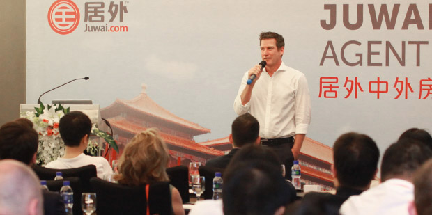Juwai Co-CEO Simon Henry speaking at Juwai Summit in Beijing